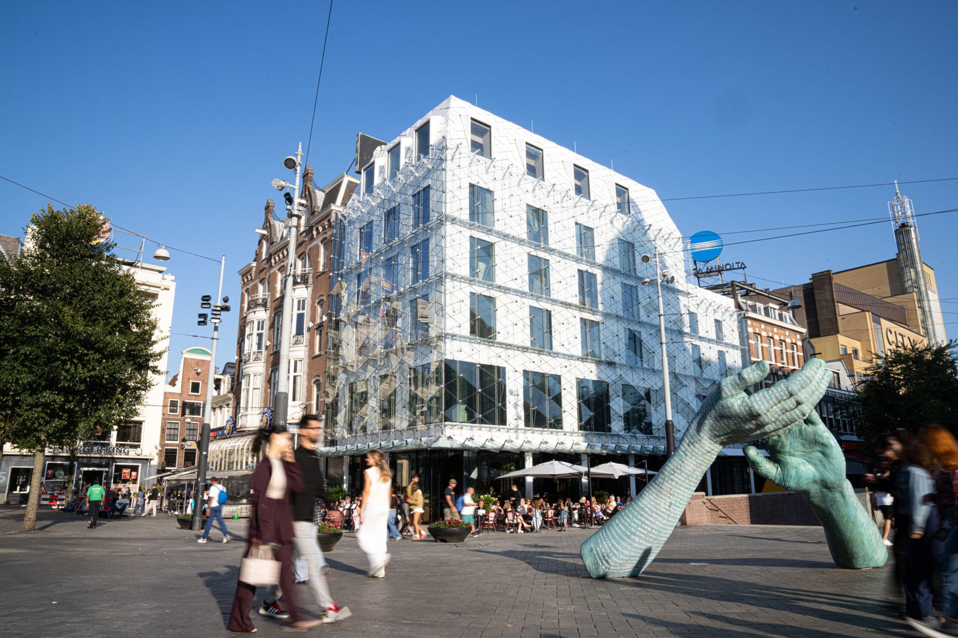 Hotel The Diamond op de hoek van het Leidseplein, thuis van Heineken Hoek, met het terras en voorbijgangers op het plein